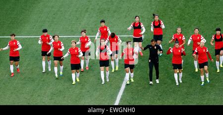 Ottawa, Canada. Il 25 giugno, 2015. I giocatori della Cina partecipare alla sessione di training di Ottawa in Canada, 25 giugno 2015. La Cina sarà giocare gli Stati Uniti nella quarterfinal match di 2015 FIFA Coppa del mondo femminile qui il 26 giugno. Credito: Qin Lang/Xinhua/Alamy Live News Foto Stock