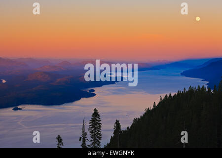 Veduta aerea Johnstone Strait e Robson Ansa, guardando a sud-est dopo un bellissimo tramonto morbido su una luna piena twilight, Van Foto Stock