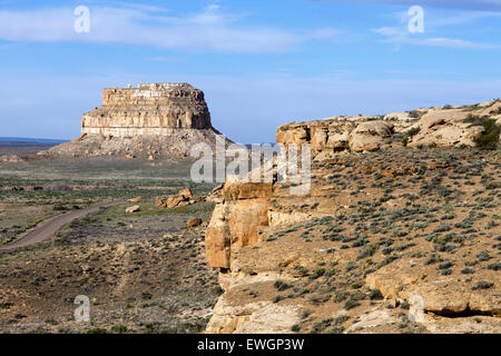 I 380 piedi di altezza Fajada Butte sorge sopra il piano della valle nel Chaco Culture National Historic Park. Le rovine di circa due doze Foto Stock