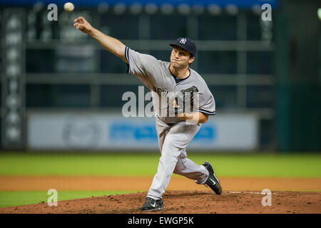 Houston, Texas, Stati Uniti d'America. Il 25 giugno, 2015. New York Yankees a partire lanciatore Adam Warren (43) passi durante un Major League Baseball gioco tra Houston Astros e i New York Yankees al Minute Maid Park a Houston, TX. Astros ha vinto 4-0.Trask Smith/CSM Credito: Cal Sport Media/Alamy Live News Foto Stock