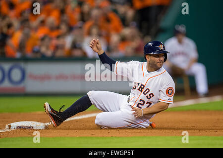 Houston, Texas, Stati Uniti d'America. Il 25 giugno, 2015. Houston Astros secondo baseman Jose Altuve (27) scorre in modo sicuro in terza base durante un Major League Baseball gioco tra Houston Astros e i New York Yankees al Minute Maid Park a Houston, TX. Astros ha vinto 4-0.Trask Smith/CSM Credito: Cal Sport Media/Alamy Live News Foto Stock