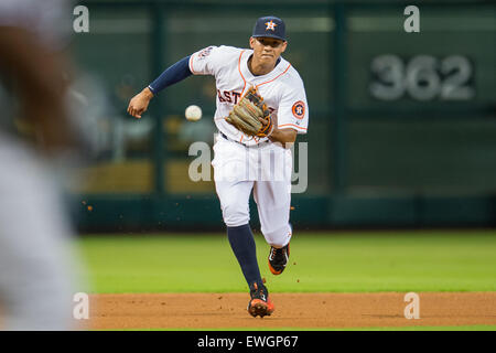 Houston, Texas, Stati Uniti d'America. Il 25 giugno, 2015. Houston Astros shorstop Carlos Correa (1) campi la sfera durante un Major League Baseball gioco tra Houston Astros e i New York Yankees al Minute Maid Park a Houston, TX. Astros ha vinto 4-0.Trask Smith/CSM Credito: Cal Sport Media/Alamy Live News Foto Stock