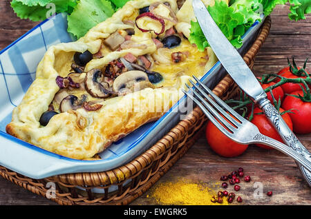 Cuocere in forno shawarma di carne con verdure in stile rustico.L'immagine è colorato Foto Stock