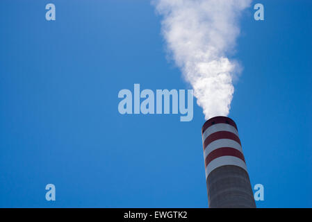 Vista di una ciminiera presso la centrale elettrica di Paiton a carbone a Probolinggo, Giava Orientale, Indonesia. Foto Stock