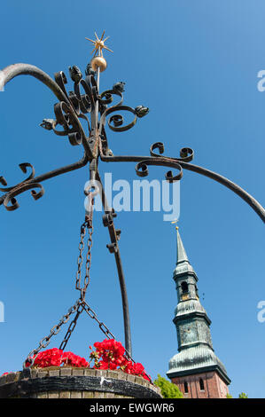 Fontana di mercato e St Laurentius chiesa a Tönning, penisola di Eiderstedt, Foto Stock