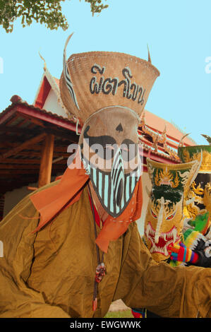 Persone vestite con ghost maschere e costumi colorati. Phi Ta maschere Khon Festival Foto Stock