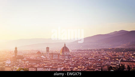 Paesaggio Panoramico, Cattedrale di Santa Maria del Fiore sul tramonto, Basilica di Santa Maria del Fiore a Firenze Toscana, Italia Foto Stock