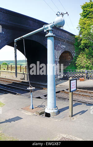 Una gru di acqua sulla North Norfolk treno alla stazione di Weybourne, Norfolk, Inghilterra, Regno Unito. Foto Stock