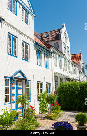 Nord tradizionale Frisone facciate sono tipiche per la città vecchia di Tönnning, una piccola porta sulla penisola di Eiderstedt, Germania Foto Stock