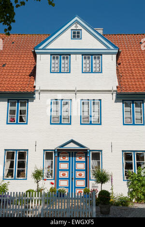 Nord tradizionale Frisone facciate sono tipiche per la città vecchia di Tönnning, una piccola porta sulla penisola di Eiderstedt, Germania Foto Stock
