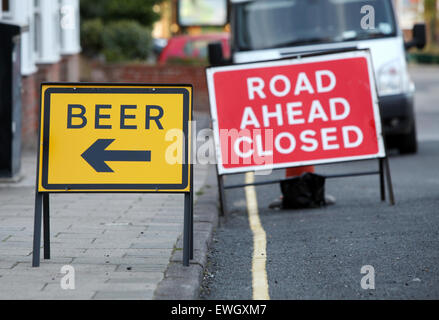 Roadworks segno rivolto alla birra presso un pub nelle vicinanze durante una chiusura della strada Foto Stock