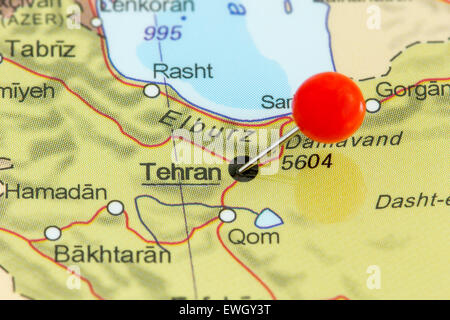 Close-up di una puntina rossa su una mappa di Tehran, Iran Foto Stock