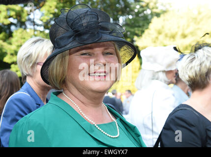 Berlino, Germania. Il 25 giugno, 2015. Insegnante tedesco Ingrid Baitz chi ha vinto un incontro con la Gran Bretagna è la Regina Elisabetta II, sorrisi come ella assiste la regina della festa di compleanno presso la residenza dell'Ambasciatore britannico in Germania a Berlino, Germania, 25 giugno 2015. Il monarca britannico e suo marito sono sulla loro quinta visita di Stato in Germania, dal 23 al 26 giugno. © dpa picture alliance Credit: dpa picture alliance/Alamy Live News Foto Stock