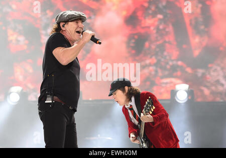 Berlino, Germania. Il 25 giugno, 2015. Il cantante Brian Johnson (L) e il chitarrista Angus Young di Australian rock band AC/DC eseguire sul palco durante un concerto all'Olympiastadion di Berlino, Germania, 25 giugno 2015. Foto: Britta Pedersen/dpa/Alamy Live News Foto Stock