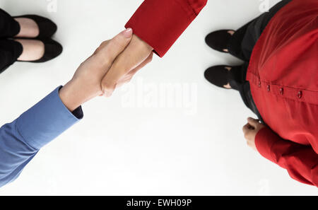 Ripresa dall'alto di due femmina business donne stringono le mani come si incontrano Foto Stock
