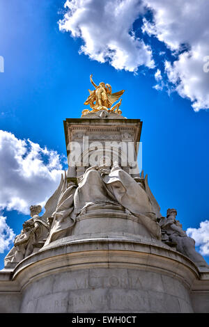 Il memoriale della Victoria è un monumento alla regina Victoria, che si trova alla fine del Centro commerciale a Londra Foto Stock