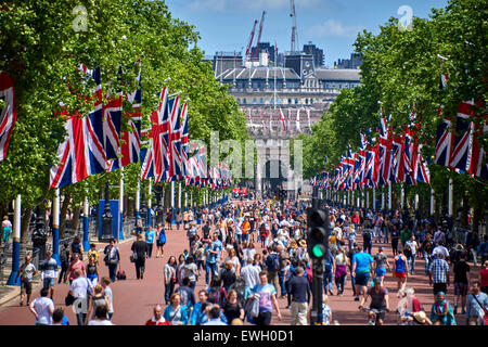 Il centro commerciale è una strada della città di Westminster a Londra in esecuzione da Buckingham Palace alla sua estremità occidentale di Admiralty Arch Foto Stock