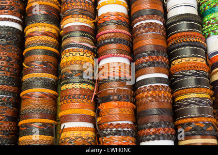 Bracciali in pelle con diverse forme e colori Foto Stock