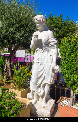 Bianca pietra scultura di una donna Foto Stock