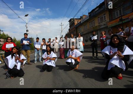 Kathmandu, Nepal. Il 26 giugno, 2015. Gli attivisti con cartelloni frequentare una protesta esigente di fornitura di nuova costituzione di avvalersi della cittadinanza nel nome della madre a Kathmandu, Nepal, 26 giugno 2015. Gli attivisti hanno partecipato a una manifestazione di protesta contro la negazione dei diritti di cittadinanza per i bambini se i loro padri non sono cittadini nepalesi, chiedendo una nuova costituzione per consentire ai bambini di acquisire la cittadinanza attraverso le loro madri. Credito: Sunil Sharma/Xinhua/Alamy Live News Foto Stock