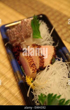 Sashimi giapponese di tonno Tataki in stile. È velocemente e leggermente rosolata al di fuori, lasciando materie all'interno. Foto Stock