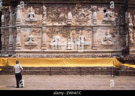 Tourist in piedi di fronte alle principali chedi a Wat Jet Yod, Chiang Mai, Thailandia Foto Stock