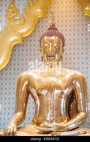Il più grande del mondo in oro massiccio statua del Buddha al Wat Traimit, Bangkok Foto Stock