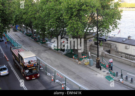 Londra, UK, 25 giugno 2015,Driver Londra centrale sono stati avvertiti che devono affrontare ritardi anno Come iniziano i lavori per la costruzione di Boris Johnson ammiraglia superhighway ciclo su Victoria Embankment.Trasporto per Londra predetta da Knightsbridge ovest a Canary Wharf est,e Oxford Street a nord del castello di elefante meridionale - avremmo sperimentato congestione più pesante rispetto al normale durante il mattino sera ore di punta.ritardi sono attesi per tutto il giorno vicino al gran parte segregata £47 milioni di "Crossrail per ciclisti" percorso,che corre attraverso Hyde Park Corner,il Parlamento,Blackfriars Tower of London. Foto Stock