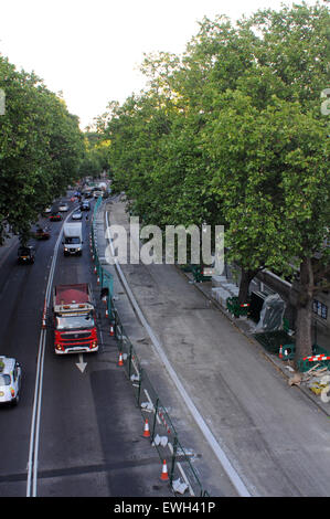 Londra, UK, 25 giugno 2015,Driver Londra centrale sono stati avvertiti che devono affrontare ritardi anno Come iniziano i lavori per la costruzione di Boris Johnson ammiraglia superhighway ciclo su Victoria Embankment.Trasporto per Londra predetta da Knightsbridge ovest a Canary Wharf est,e Oxford Street a nord del castello di elefante meridionale - avremmo sperimentato congestione più pesante rispetto al normale durante il mattino sera ore di punta.ritardi sono attesi per tutto il giorno vicino al gran parte segregata £47 milioni di "Crossrail per ciclisti" percorso,che corre attraverso Hyde Park Corner,il Parlamento,Blackfriars Tower of London. Foto Stock