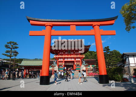 Un gigante torii gate nella parte anteriore del Romon Gate A Fushimi Inari Santuario l'ingresso. Sightseeting turistica. Foto Stock
