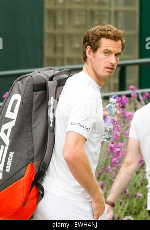 Wimbledon Londra,UK. Il 26 giugno 2015. Andy Murray arriva al AELTC per pratica come inizia il conto alla rovescia fino all'inizio del 2015 Wimbledon Tennis championships su Giugno 29 Credito: amer ghazzal/Alamy Live News Foto Stock