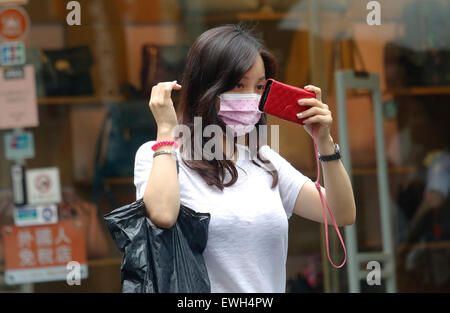 Seoul, Corea del Sud. Il 26 giugno, 2015. Indossare una maschera, una donna entra in un quartiere dello shopping nel centro di Seoul, Corea del Sud. Secondo la Corea del Sud del Ministero della Sanità su Venerdì, 181 persone sono state infettate con il Medio Oriente Sindrome Respiratoria (MER) e 31 persone sono morte da essa dato che la Corea del Sud ha segnalato il suo primo meri caso il 20 maggio 2015. Credito: Lee Jae-Won/AFLO/Alamy Live News Foto Stock