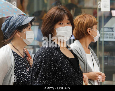 Seoul, Corea del Sud. Il 26 giugno, 2015. Indossare una maschera, la gente a piedi in un quartiere dello shopping nel centro di Seoul, Corea del Sud. Secondo la Corea del Sud del Ministero della Sanità su Venerdì, 181 persone sono state infettate con il Medio Oriente Sindrome Respiratoria (MER) e 31 persone sono morte da essa dato che la Corea del Sud ha segnalato il suo primo meri caso il 20 maggio 2015. Credito: Lee Jae-Won/AFLO/Alamy Live News Foto Stock