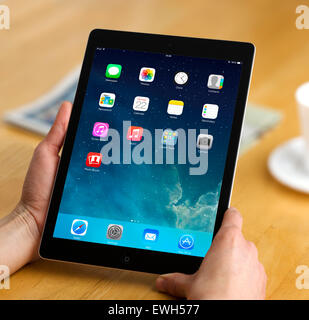 Guardando la schermata home su di un iPad Apple aria computer tablet Foto Stock