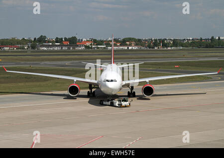 Berlino, Germania, Airbus A330 della compagnia aerea Air Berlin è spinto da un push-back veicolo Foto Stock