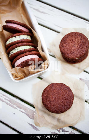 In casa fragola e menta panini di gelato Foto Stock