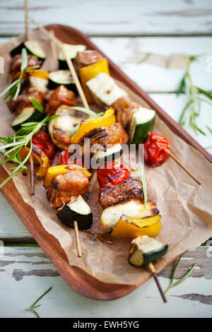 Spiedini con halloumi, carne e pomodoro Foto Stock