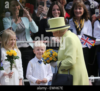 Berlino, Germania. Il 26 giugno, 2015. La Gran Bretagna è la Regina Elisabetta II riceve mazzi di fiori da due bambini come lei cammina attraverso Pariser Platz a Berlino, Germania, 26 giugno 2015. Il monarca britannico e suo marito sono sulla loro quinta visita di Stato in Germania dal 23 al 26 giugno. Foto: KAY NIETFELD/dpa Credito: dpa picture alliance/Alamy Live News Foto Stock