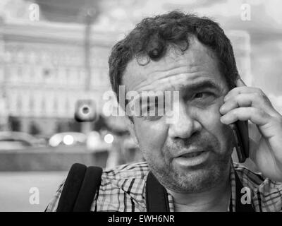 Giugno 14, 2015 - Uomo in camicia manica corta parlando al telefono in strada. (Credito Immagine: © Igor Golovniov/ZUMA filo/ZUMAPRESS.com) Foto Stock