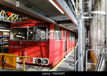 Neuseddin, Germania, treno merci locomotiva elettrica nel DB lavori di manutenzione Neuseddin Foto Stock