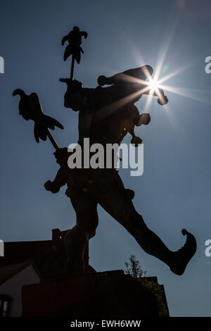 Silhouette di una statua del buffone shakesperiana stolto su Henley Street, centro città Stratford Upon Avon Warwickshire con il sole Foto Stock