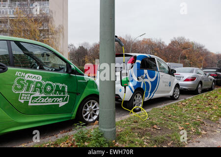 Berlino, Germania, invitare un e-scooter su una strada lanterna Foto Stock