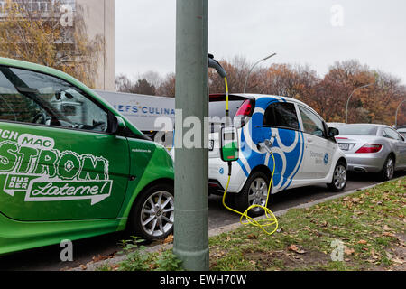 Berlino, Germania, invitare un e-scooter su una strada lanterna Foto Stock