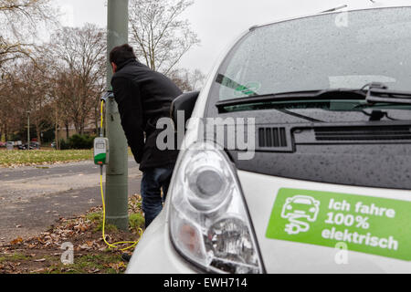 Berlino, Germania, invitare un e-scooter su una strada lanterna Foto Stock