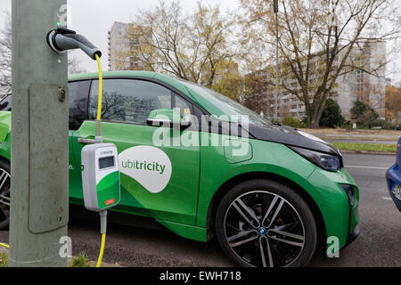 Berlino, Germania, invitare un e-scooter su una strada lanterna Foto Stock