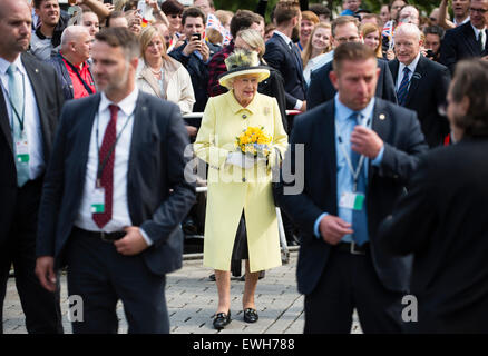 Berlino, Germania. Il 26 giugno, 2015. La Gran Bretagna è la Regina Elisabetta II, scortato da Berlino il sindaco direttivo Michael Mueller (R) e il personale addetto alla sicurezza, passeggiate sulla Pariser Platz a Berlino, Germania, 26 giugno 2015. Il monarca britannico e suo marito sono sulla loro quinta visita di Stato in Germania dal 23 al 26 giugno. Foto: GREGOR FISCHER/dpa Credito: dpa picture alliance/Alamy Live News Foto Stock