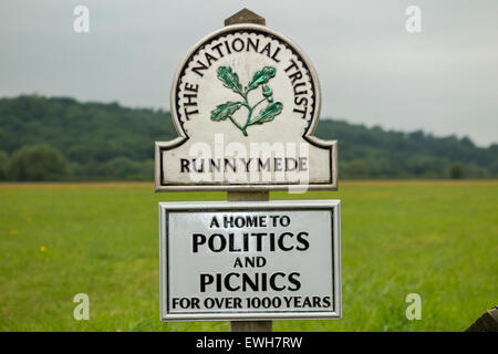 Il National Trust segno / segnaletica / post; Runnymede, Surrey. Regno Unito. Runnymede è stato il sito della firma della Magna Charta nell'anno 1215. Foto Stock