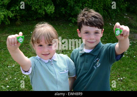 Un ragazzo e una ragazza con il loro Blue Badge di Pietro. Immagine: Scott Bairstow/Alamy Foto Stock