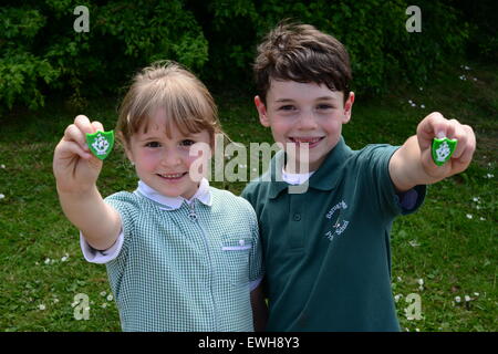 Un ragazzo e una ragazza con il loro Blue Badge di Pietro. Immagine: Scott Bairstow/Alamy Foto Stock