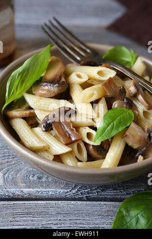 Pasta con funghi e verdure e cibo Foto Stock
